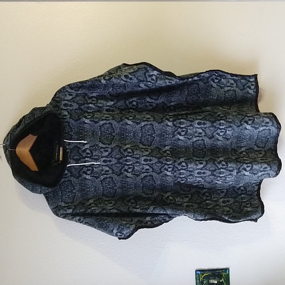 Adrienne Vittadini Hooded Cozy Poncho Black & Gray Snakeskin Large